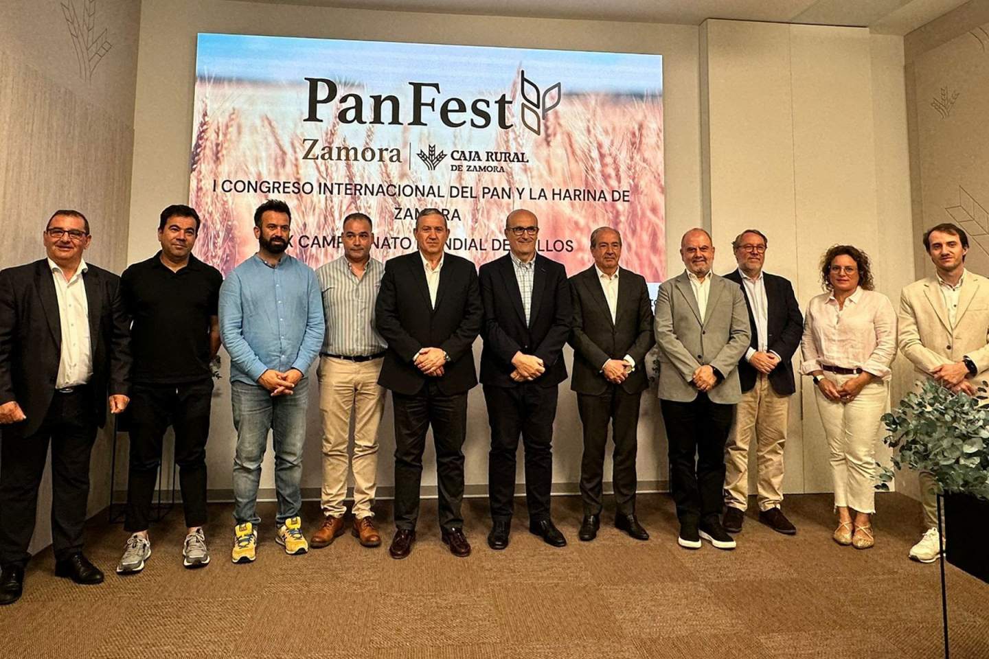 Foto de familia presentaci&oacute;n PanFest 2026