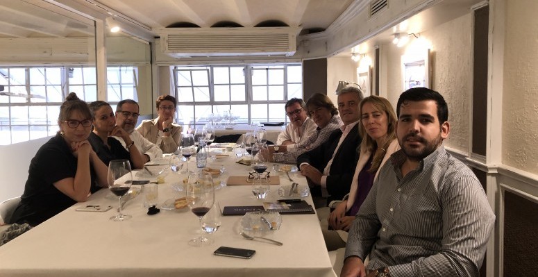 13 - 2017-11-07 15.58.35 - MESA DE LOS PERIODISTAS CONVOCADOS AL ENCUENTRO