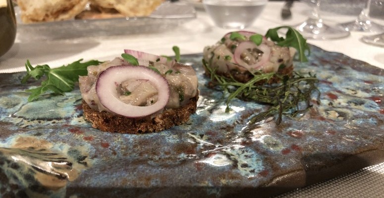 3 - 2017-11-07 14.20.55 - TARTAR DE ARENQUES AGRIDULCE CON CEBOLLA ROJA Y ALCAPARRAS, SERVIDO CON PAN DE CENTENO