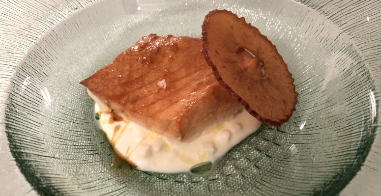 6 - 2017-11-07 15.05.24 - SALMÓN AHUMADO EN CALIENTE SOBRE CAMA DE CREME FRAICHE Y CHIPS DE MANZANA
